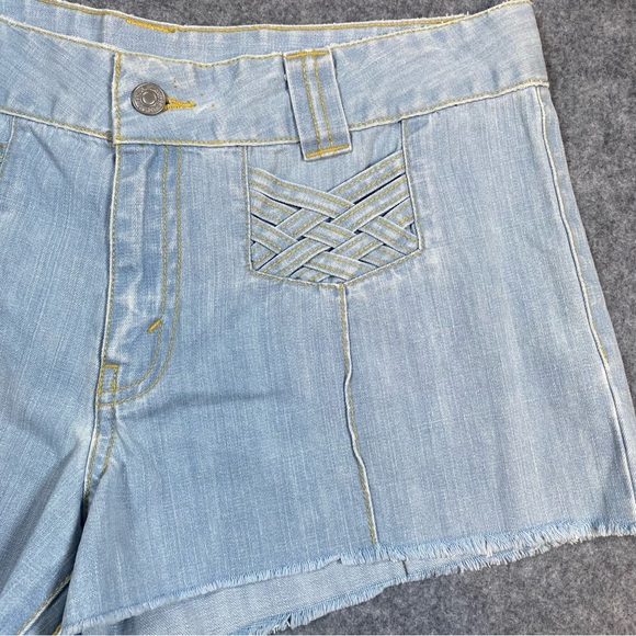 Vintage Levi’s Denim Shorts, Light Wash, Woven Pockets, Raw Hem Size 13 - Picture 3 of 11